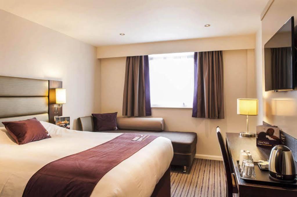 Premier Inn Manchester - Wilmslow Extérieur photo